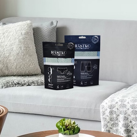 Caracter&iacute;sticas clave: Impresi&oacute;n personalizada: destaque entre la multitud con nuestras opciones de impresi&oacute;n personalizada. Puede personalizar estas bolsas con el logotipo de su marca, eslogan o cualquier dise&ntilde;o de su elecci&oacute;n. Nuestra impresi&oacute;n de alta calidad garantiza que el mensaje de su marca se muestre de manera destacada. Biodegradable: Entendemos la importancia de la sustentabilidad en el mundo actual. Es por eso que nuestras bolsas para ropa est&aacute;n hechas de materiales pl&aacute;sticos biodegradables. Las bolsas de ropa biodegradables est&aacute;n dise&ntilde;adas para descomponerse naturalmente con el tiempo, minimizando su impacto en el medio ambiente. A prueba de humedad: la humedad puede da&ntilde;ar la ropa, causando moho, hongos y olores desagradables. Nuestras bolsas para ropa a prueba de humedad crean una barrera protectora, manteniendo sus prendas seguras y secas, incluso en condiciones de humedad. Sello herm&eacute;tico: la funci&oacute;n ziplock de nuestras bolsas proporciona un sello herm&eacute;tico, evitando que el polvo, la suciedad y las plagas lleguen a su ropa. Esto garantiza que sus prendas se mantengan limpias y listas para usar, ya sea almacenadas, en tr&aacute;nsito o en exhibici&oacute;n. Vers&aacute;til: nuestras bolsas de pl&aacute;stico personalizadas para ropa son adecuadas para una amplia gama de prendas, incluidas camisetas, vestidos, trajes y m&aacute;s. Est&aacute;n disponibles en varios tama&ntilde;os para adaptarse a diferentes tipos y cantidades de ropa.